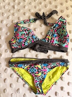 Size M Coco Rave Neon Geo Print Bikini — Black, Pink, Blue, Yellow, Green